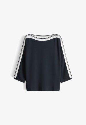 Haut bleu marine avec un large décolleté bateau, manches trois-quarts, et accents rayés blancs le long des épaules et des manches. Texture de tissu lisse.