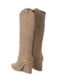 Stivali al ginocchio in camoscio beige con tacco largo, dotati di una zip laterale e punta rotonda. Realizzati con una texture liscia e dettagli minimi.