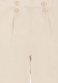 Pantaloni beige su misura con finitura texture, dotati di vita alta e chiusura con doppio bottone per una vestibilità sicura.