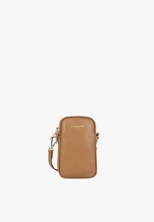 Petit sac bandoulière en cuir beige avec ferrures dorées, de forme rectangulaire, fermeture éclair, et logo "Lancaster Paris" sur le devant.