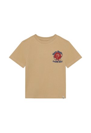 Beige katoenen t-shirt met een ronde hals en korte mouwen. Voorzijde linksonder een gedrukte afbeelding met tekst en grafische elementen.