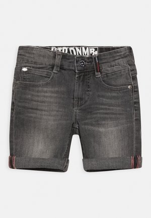 Dziecięce ciemnoszare szorty dżinsowe z podwiniętymi mankietami, kieszeniami z przodu, szlufkami na pasek oraz oznaczeniem na guziku i metce na pasku.