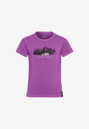 Fioletowa koszulka z krótkim rękawem z grafiką przedstawiającą góry, drzewa, namiot, ognisko oraz tekst "Nature's Nomads" na przodzie.