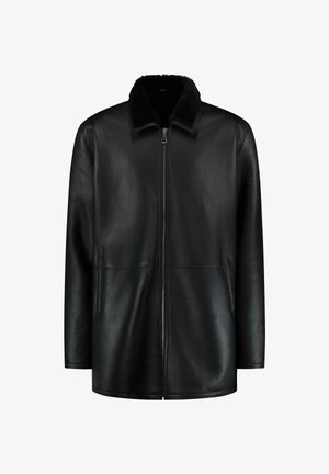 Giacca di pelle nera con zip frontale, tasche laterali e un morbido colletto in pelle nera, mostrata su uno sfondo bianco.