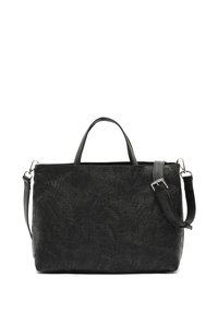 Črna torbica z cvetličnim reliefnim vzorcem, dvojne ročaje in nastavljiv ramenski trak. Teksturiran material, pravokotna oblika, minimalni kovinski detajli.