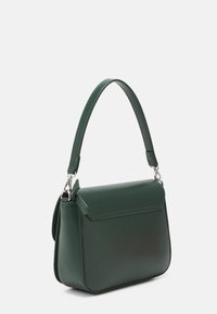 Grön läderhandväska med en strukturerad form, en enda ovansida, ett klaffstängning och silverfärgad hårdvara. Slät texturerad yta.