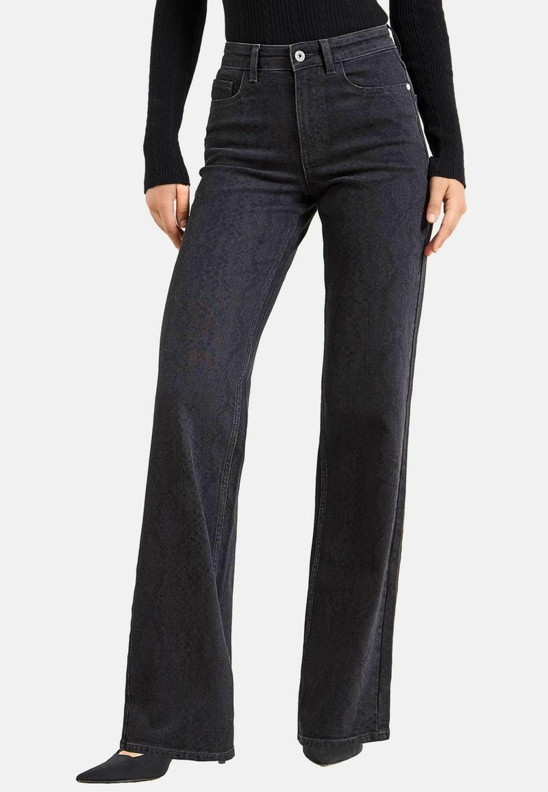 Črne široke jeans hlače iz denima z teksturiranim vzorcem, visokim pasom, sprednjimi žepi in kontrastnim šivom. Tkanina se zdi trdna in odporna.