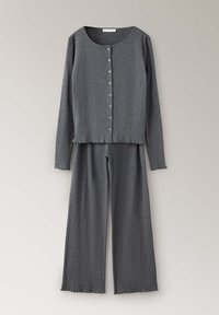 Cardigan tricoté gris foncé à manches longues boutonné, avec un pantalon large assorti, tous deux avec des ourlets légèrement froncés.