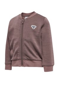 Brun zip-jacka med ribbade muddar och fåll, med en liten broderad logotyp på vänster bröst. Tillverkad av texturerat, flexibelt material.
