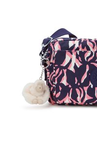 Crossbody-väska i marinblå med rosa och vita abstrakta mönster. Har en mjuk, plyschapa nyckelring fäst för extra detalj.