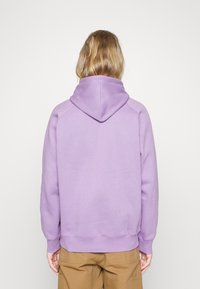Carhartt WIP HOODED CHASE - Jersey con capucha - violanda/gold