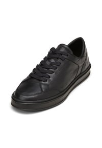 Schwarze Ledersneaker mit runder Zehenform, strukturiertem Obermaterial und flachen schwarzen Schnürsenkeln. Verfügt über dezente Perforationen und eine gepolsterte Sohle.