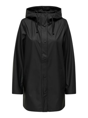 Černý nepromokavý plášť s kapucí, předními druky, šňůrkami, dlouhými rukávy a bočními kapsami.