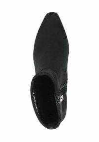 Botín negro hasta el tobillo, hecho de ante suave, con puntera puntiaguda, tacón bajo y cremallera lateral para el cierre. Diseño simple y limpio sin adornos.