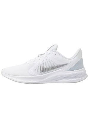 Chaussure de course Nike blanche avec logo swoosh gris, empeigne en maille respirante, semelle rembourrée et design à lacets vue de profil.