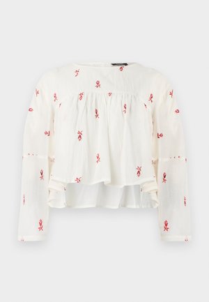 Blusa blanca de manga larga con bordado floral rojo, corte holgado y detalles fruncidos debajo del pecho y en las mangas.