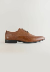 Chaussure habillée pour homme en cuir et tissu marron avec semelle et lacets noirs, présentée de profil sur un fond uni.