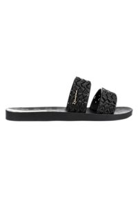 Sandales noires plates avec deux sangles tressées, une semelle lisse et un motif hexagonal sur le pied. Détails de la marque inclus.