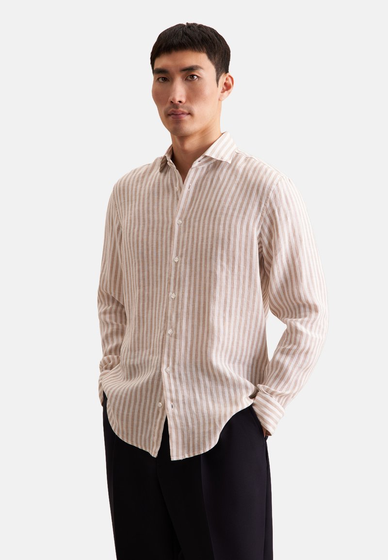 Camicia a maniche lunghe di colore beige con righe bianche verticali, dotata di colletto e chiusura frontale con bottoni, realizzata in un tessuto leggero e traspirante.