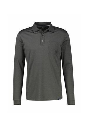 Donkergrijze lange mouwen poloshirt met kraag, drie knopen en een borstzak aan de linkerkant tegen een witte achtergrond.