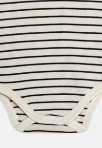 Tommy Hilfiger BABY GIFTBOX UNISEX SET - Bonnet - ancient white/desert sky