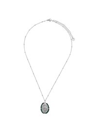 Collana in argento con un pendente ovale che raffigura una figura religiosa, circondato da perline verdi. Maglie delicate e chiusura regolabile.