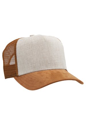 Gorra de ante en color tan y tela beige con una corona estructurada, paneles laterales de malla y visera curva. Presenta costuras en la visera.