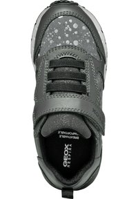 Zapatilla gris con parte superior texturizada, que presenta patrones de puntos plateados, cordones negros y una correa de Velcro. Diseño transpirable, puntera reforzada.