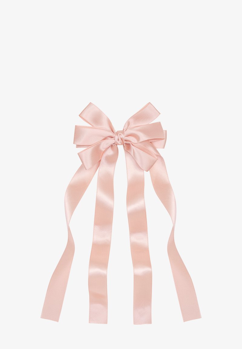 Różowa kokarda z satynowej wstążki z wieloma pętlami i długimi ogonami, charakteryzuje się gładką fakturą i centralnym węzłem.