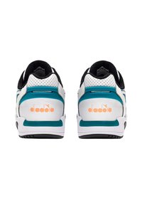 Vista posteriore di sneaker bianche e verde acqua con accenti neri, caratterizzate da un design perforato e un logo Diadora arancione.