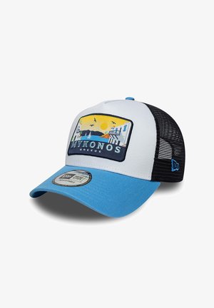 Gorra tipo trucker de malla blanca y negra con visera azul, parche que muestra una escena costera de Mykonos, Grecia, con sol, aves, barcos y edificios.