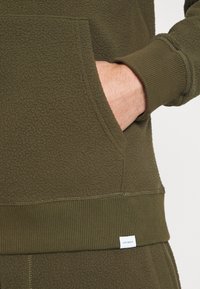 Les Deux DUNCAN HOODIE - Sweatshirt com capuz - olive night