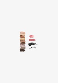 Muestras cosméticas en tonos nude, rosa, marrón y negro; con diferentes texturas que incluyen mate, brillante y gloss. Dispuestas de forma vertical.