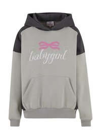 Grå hettegenser med et rosa sløyfegrafikk og ordet "babygirl" i kursiv. Inkluderer en frontlomme og ribbede mansjetter.