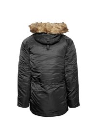 Parka negra aislante con capucha forrada de piel sintética, cintura ceñida y textura suave, con cierre de cremallera y mangas largas.
