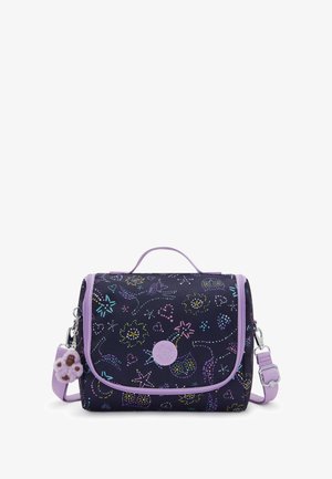 Bolso cruzado de color azul marino con ribetes morados, decorado con coloridos patrones de estrellas, corazones y flores, que presenta un logo circular y un llavero de peluche.