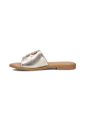 Gouden metalen slide-sandalen met een gladde textuur, met een open teen en een decoratieve accent aan de voorkant. Platte zool met minimale versiering.