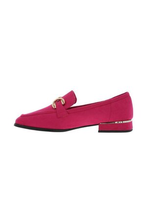 Fuchsia pink damesloafer med gyldent spænde, lav blokhæle med metalaccent og sort sål, vist fra siden.