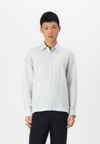 Camisa de mangas longas listrada em azul claro e branco, com fecho de botões à frente, colarinho casual e um corte ligeiramente relaxado.