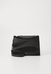 Crna kožna i antilop crossbody torba s valovitim uzorkom, zlatnim metalnim detaljima i odvojivim remenom za rame. Zatvaranje na patentni zatvarač.