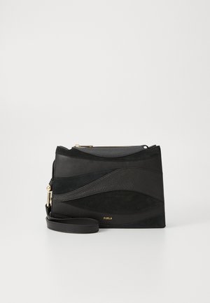 Sac en bandoulière en cuir noir et daim avec motifs en vagues, accents en métal doré et bandoulière amovible. Fermeture zippée.