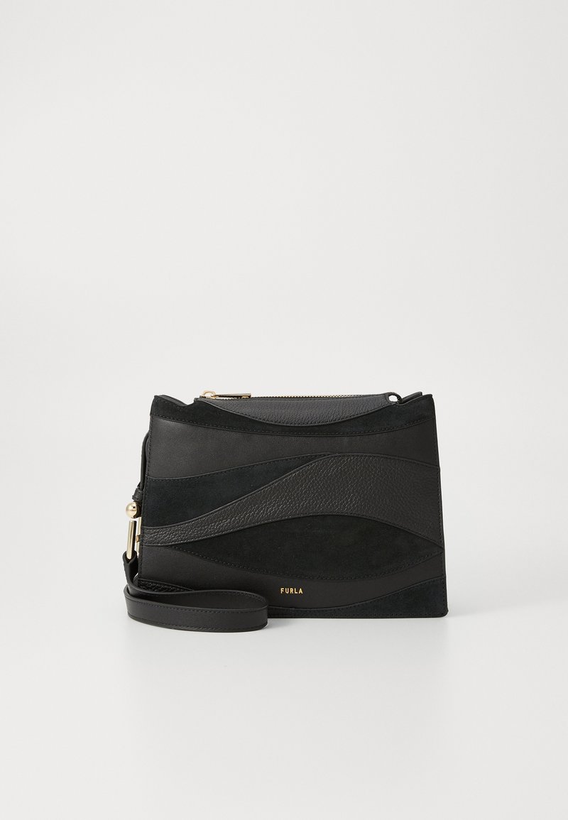 Crna kožna i antilop crossbody torba s valovitim uzorkom, zlatnim metalnim detaljima i odvojivim remenom za rame. Zatvaranje na patentni zatvarač.