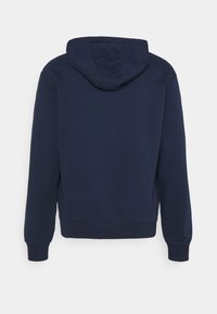 Sweat-shirt à capuche bleu marine avec une texture douce, doté de poignets et d'une ceinture côtelés. Design simple, sans motifs ni accessoires visibles.