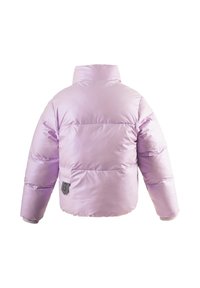 Giacca puffer lavanda chiaro con colletto alto, polsini a coste e patch del logo sul retro. Tessuto liscio e lucido con design trapuntato.