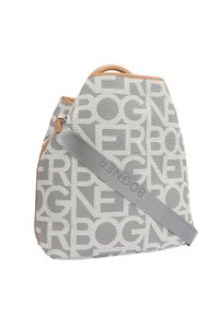 Sac en tissu gris avec un grand motif de logo blanc, des accents en cuir beige et une bandoulière réglable grise portant le nom de la marque.