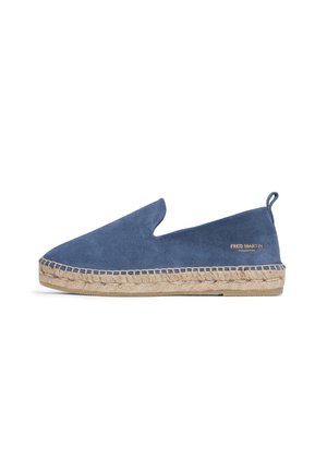 Espadrilles en suède bleu avec un design découpé distinctif, dotées d'une semelle en jute naturel et d'un petit talon.