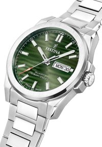 Montre en acier inoxydable avec un cadrantexturé vert, des index heures en argent et un affichage de la date. Dispose d'un design robuste de bracelet à maillons.