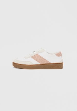 Baskets blanches avec accents de logo MK roses, tissu blanc texturé et cuir lisse. Dotées d'une semelle en caoutchouc finition beige et d'un laçage à l'avant.