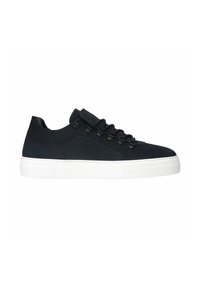 Schwarze Wildleder-Sneaker mit einem Low-Top-Design, ausgestattet mit schwarzen Schnürsenkeln, einem gepolsterten Kragen und einer weißen Gummisohle. Durchgehend glatte Textur.