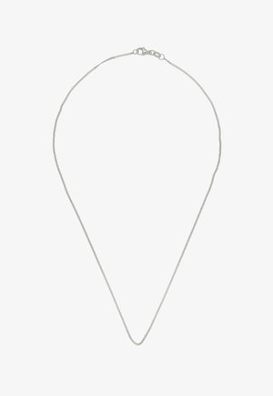 Collana sottile in catena d'argento con chiusura a moschettone su sfondo bianco.